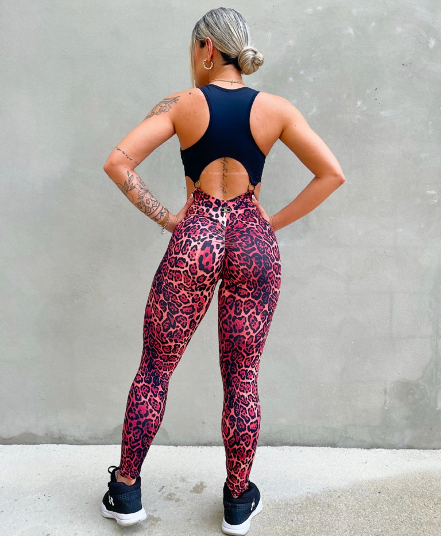 SCRUNCH BOOTY RINGS RED LEOPARD AND BLACK JUMPSUIT